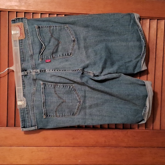 Levi's woman size 33 Capri jean shorts - Picture 2 of 6
